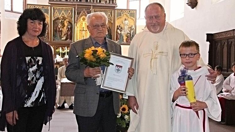 Walter Schmidt (Zweiter von links) wurde mit der Ehrennadel des Bistums Würzburg ausgezeichnet. Mit im Bild (von links) Pfarrgemeinderatsvorsitzende Sieglinde Krebs, Pater Rudolf Theiler und der neue Ministrant Markus Jacob. Foto: Helmut Will