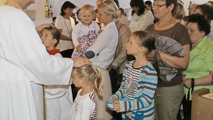 Viele Gläubige ließen sich von Christian Montag den Primizsegen spenden. Dieser Segen soll die Gläubigen begleiten, die Bitte um diesen Segen soll dem Neupriester aber auch zeigen, dass die Gemeinde den Priester willkommen heißt und von seinem Wirken Segen ausgehen soll.  Fotos: Sabine Weinbeer