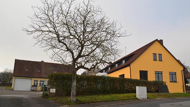 Das Anwesen des Forstbetriebs in Stangenroth. Rechts ist das sanierte Gebäude zu sehen. Foto: Kathrin Kupka-Hahn