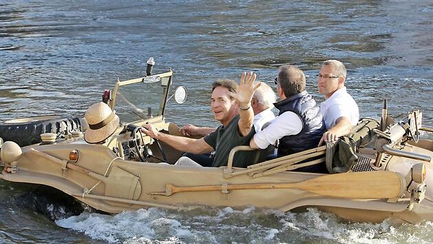 Stoschek (am Steuer) bei seiner Sandkerwa-Fahrt mit dem Amphibienauto Fotos: Riegerpress