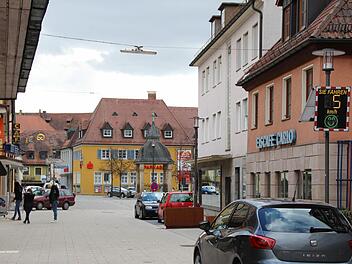 In H&ouml;chstadts Hauptstra&szlig;e gilt Schritttempo. Foto: Franziska Rieger
