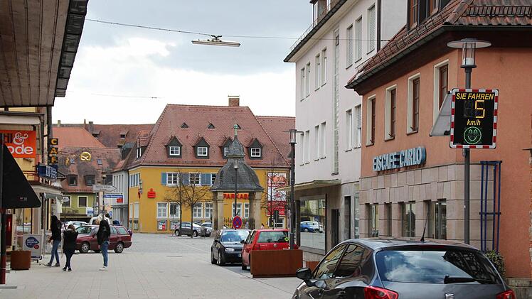 In H&ouml;chstadts Hauptstra&szlig;e gilt Schritttempo. Foto: Franziska Rieger