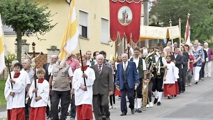 Die Hofstettener zogen bei ihrer Anna-Prozession durch den Königsberger Stadtteil.  Foto: Gerold Snater