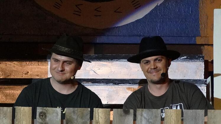 Die Großwildjäger Philipp Klöffel und Fabian Werner, die auf ihrem Hochsitz über ihr Liebesleben oder die Abwesenheit dessen nachsannen.Pierre Strecker