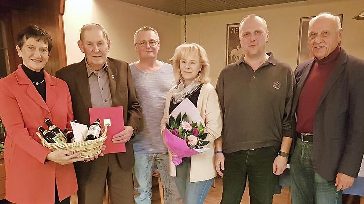 Große Ehrung für ein verdientes Mitglied des SPD-Ortsvereins Wirsberg: Erwin Zahl gehört der SPD seit nunmehr 65 Jahren an. Unser Bild zeigt (von links) Kreisvorsitzende MdL Inge Aures, Erwin Zahl, Jörg Treutler, Angelika Treutler, den SPD-Ortsvereinsvorsitzenden Gottfried Luthardt und Bürgermeister Hermann Anselstetter.  Foto: Werner Reißaus