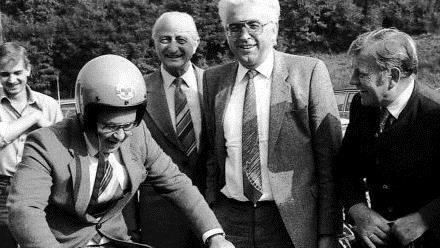 Handwerker als heißer Mopedpilot. Daneben Landrat Walter Keller.