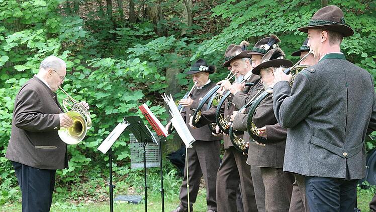 Parforcehorn- und Jagdhornbläser des Jägervereins Bad Kissingen gestalteten  die Hubertusmesse bei der Talkirche musikalisch. Foto: Dieter Britz