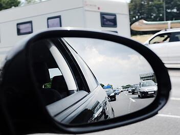 Auf der A9 haben Zeugen einen leblosen Mann neben seinem Auto liegen sehen. Die Polizei geht von einem schweren Unfall aus. Es wird wegen Unfallflucht ermittelt. Symbolfoto: Martin Gerten/dpa