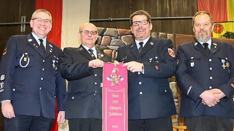 Fahnenbandübergabe (von links): Zweiter Kommandant Thorsten Langbein, Zweiter Vorsitzender der Feuerwehr Lichtenfels, Michael Haas, Vorsitzender Ralf Wagner und Kommandant Bernd Lemser  Fotos: Alexandra Kemnitzer