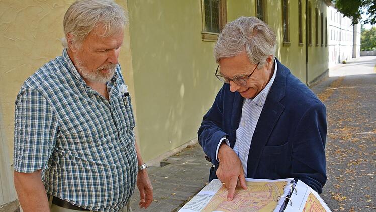 Alfred Graf von Soden zeigt Besuchern Pläne von anderen heute noch bestehenden Zisterzienserklöstern, die fast baugleich mit dem zerstörten Bau in Maria Bildhausen sind. Foto: Hanns Friedrich