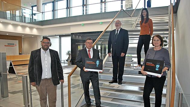 Die Vertreter der Schulen und Siemens Healthineers vereinbarten Partnerschaften (v. l.): Marco Friepes (Ausbildungsleitung Siemens Healthineers), Karlheinz Schoofs und Willi Klement (Schulleitung des Ehrenbürg-Gymnasiums Forchheim), Birgit Mielke (Maria-Ward-Gymnasiums Bamberg) und Vanessa Donius (Ausbildungsmarketing Siemens Healthineers)