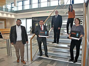 Die Vertreter der Schulen und Siemens Healthineers vereinbarten Partnerschaften (v.&nbsp;l.): Marco Friepes (Ausbildungsleitung Siemens Healthineers), Karlheinz Schoofs und Willi Klement (Schulleitung des Ehrenb&uuml;rg-Gymnasiums Forchheim), Birgit Mielke (Maria-Ward-Gymnasiums Bamberg) und Vanessa Donius (Ausbildungsmarketing Siemens Healthineers)