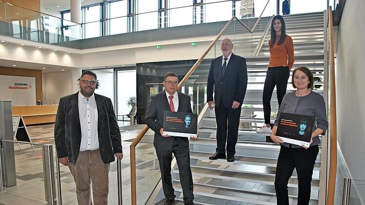 Die Vertreter der Schulen und Siemens Healthineers vereinbarten Partnerschaften (v. l.): Marco Friepes (Ausbildungsleitung Siemens Healthineers), Karlheinz Schoofs und Willi Klement (Schulleitung des Ehrenbürg-Gymnasiums Forchheim), Birgit Mielke (Maria-Ward-Gymnasiums Bamberg) und Vanessa Donius (Ausbildungsmarketing Siemens Healthineers)
