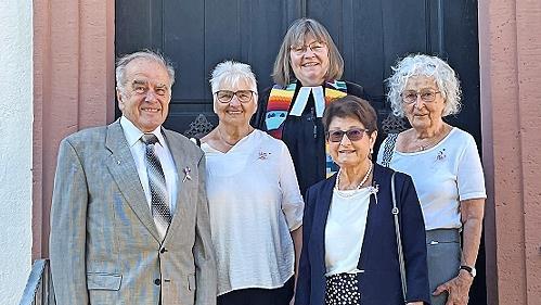 Eiserne Konfirmation: (von links) Friedrich Ullrich, Lieselotte Roth geb. Hartmann, Margot Kieninger geb. Eigerdt und Elisabeth Staufenbiel geb. Schell mit Pfarrerin Barbara Weichert.