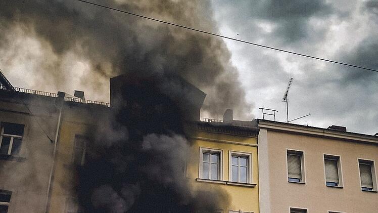 Feuerwehr Erlangen in Rushhour gefordert - Brand "in voller Ausdehnung"