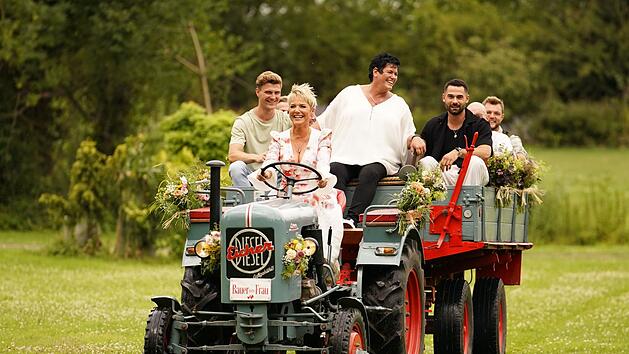 Inka Bause (vorn) sorgt auf zupackende Art daf&uuml;r, dass die Bindungswilligen miteinander in Kontakt kommen.