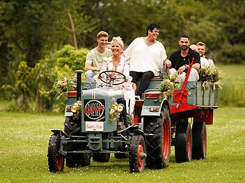 Inka Bause (vorn) sorgt auf zupackende Art dafür, dass die Bindungswilligen miteinander in Kontakt kommen.