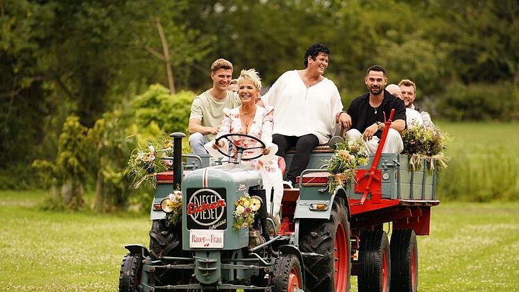 Inka Bause (vorn) sorgt auf zupackende Art dafür, dass die Bindungswilligen miteinander in Kontakt kommen.