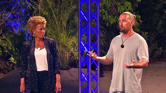 Da staunte sogar Moderatorin Arabella Kiesbauer: Sandy empfahl den Allstars zum Abschied: "Wenn die Seele und der Kopf nicht mehr ganz funktioniert - war bei mir auch mal so - sollte man nen Therapeuten aufsuchen."
