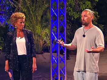 Da staunte sogar Moderatorin Arabella Kiesbauer: Sandy empfahl den Allstars zum Abschied: "Wenn die Seele und der Kopf nicht mehr ganz funktioniert - war bei mir auch mal so - sollte man nen Therapeuten aufsuchen."