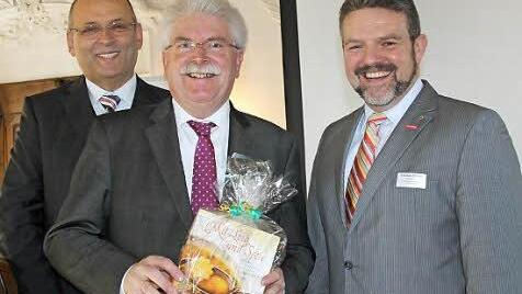 Herz und Seele: Heribert Trunk (IHK, links) und Thomas Zimmer (HWK, rechts) gaben dem bayerischen Wirtschaftsminister Martin Zeil (FDP) ein Kochbuch mit diesem Titel mit zurück auf den Weg nach München.