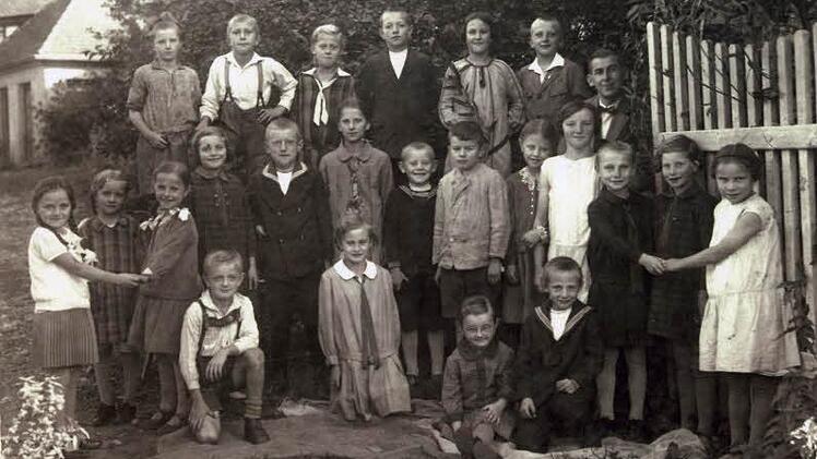 Schimmendorfer Schulbild von 1928 mit Lehrer Philipp Heckel.