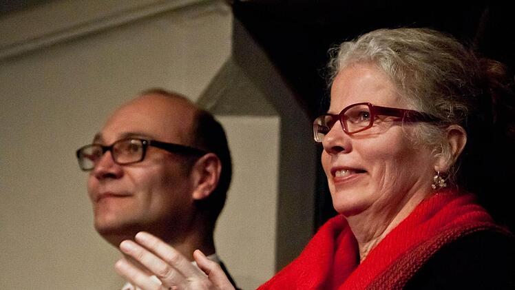 Mit dem ersten Preis wurde Karen Lise Krabbe ausgezeichnet (links im Hintergrund: Kurator Sven Hauschke). Foto: Jochen Berger