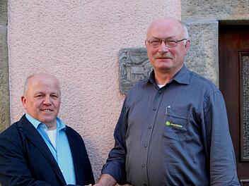Bürgermeister Karl-Heinz Kandler (links) gratulierte Helmut Sieghörtner zu seiner Wahl als Ortssprecher von Pettstadt. Foto: Günther Geiling