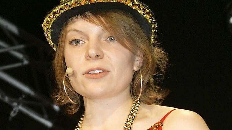 Bundestagsabgeordnete Emmi Zeulner kokettierte zwar mit ihrer bekannten Vorliebe für schwarze Kleidung, belehrte das Publikum aber eines Besseren, indem sie ihr "Darunter" - ein knallrotes Paillettenoutfit - präsentierte.