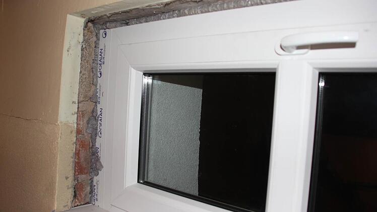 Im Treppenhaus ist ein neues Fenster, aber innen noch nicht verputzt.