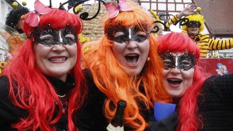 Ein Farbtupfer: Die närrischen Weiber von Pinzberg.