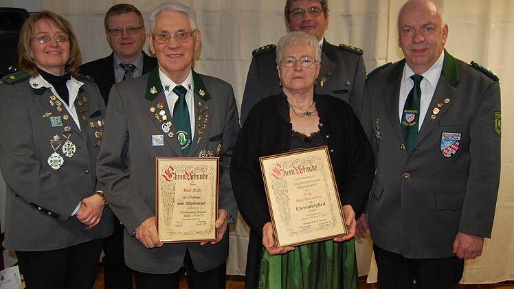 Der Verein zeichnete aus: Brigitte Hehn, 2. Bürgermeister Jürgen Kolb, Kurt Kolb, Rosa Maria Kolb, Michael Meindl und Gauschützenmeister Günter Schwager. Weitere Geehrte waren verhindert.