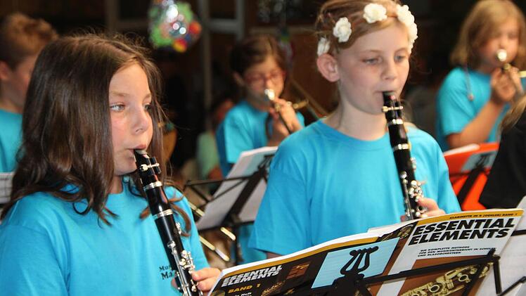 Die Mainleuser Schule feierte am Samstag ein wunderschönes Wiesenfest. Bläserklasse bekamen viel Applaus. Foto: Stephan Tiroch