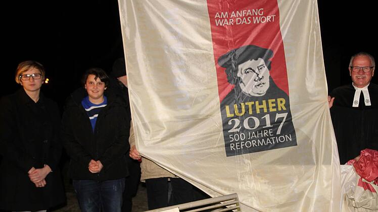 Die neue "Lutherfahne" hissten die beiden Konfirmandinnen Nathalie Lang und Anna-Lena Hülbig sowie Pfarrer Volkmar Gregori und 1. Bürgermeister Walter Ziegler (von links).