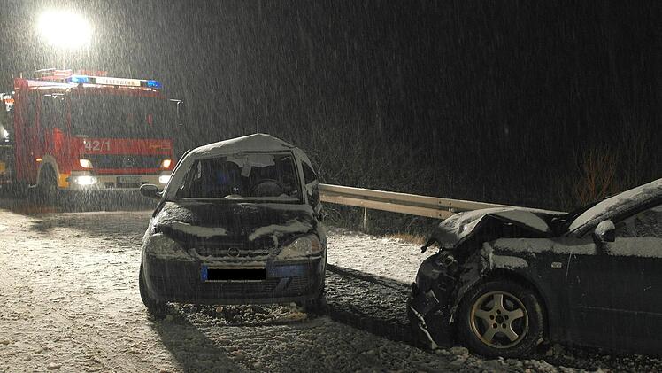 Die 18-Jährige wurde in dem völlig demolierten Opel Corsa eingeklemmt. Sie erlag am Abend ihren schweren Verletzungen.