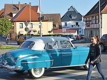 Der Plärrer von einst ist heute Kreisverkehr. Dennoch hat sich dort optisch nicht viel verändert. Sogar das Auto auf unserem Foto ist stilecht und stammt aus der damaligen Zeit: der Oldsmobile (Baujahr 1950) des Herzogenaurachers Sven Engert  Foto: Bernhard Panzer