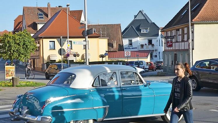 Der Plärrer von einst ist heute Kreisverkehr. Dennoch hat sich dort optisch nicht viel verändert. Sogar das Auto auf unserem Foto ist stilecht und stammt aus der damaligen Zeit: der Oldsmobile (Baujahr 1950) des Herzogenaurachers Sven Engert  Foto: Bernhard Panzer