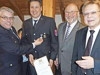 Oliver Glaser wurde für 25-jährige Dienstzeit mit dem staatlichen Ehrenzeichen in Silber geehrt; im Bild (von links): Kreisbrandinspektor Matthias Schuhbäck, Oliver Glaser, Bürgermeister Egon Herrmann und Landrats-Vize Wolfgang Beiergrößlein.  Foto: Dieter Wolf