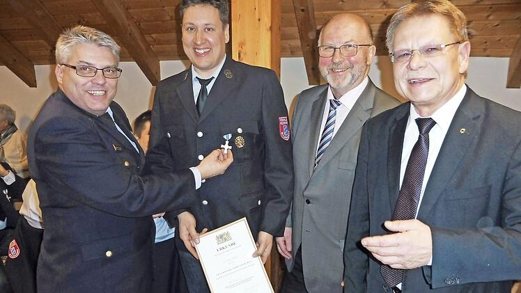 Oliver Glaser wurde für 25-jährige Dienstzeit mit dem staatlichen Ehrenzeichen in Silber geehrt; im Bild (von links): Kreisbrandinspektor Matthias Schuhbäck, Oliver Glaser, Bürgermeister Egon Herrmann und Landrats-Vize Wolfgang Beiergrößlein.  Foto: Dieter Wolf