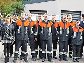 Die erfolgreichen Absolventen freuen sich unter anderem mit (v. l.) Schiedsrichter Roland Dauer, Kreisbrandmeister Richard Dumksy und Dritter B&uuml;rgermeisterin Julia Sp&ouml;rlein. Roland Dietz