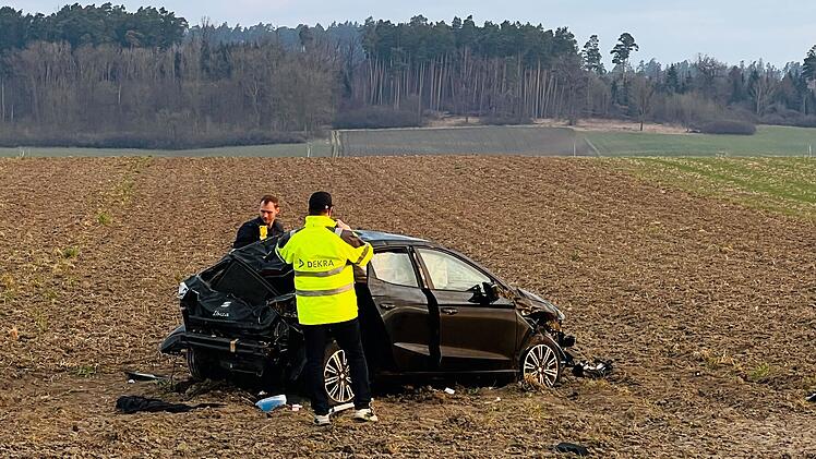 Oberdachstetten: Mitte 30-Jähriger stirbt bei Unfall - Auto mehrfach überschlagen