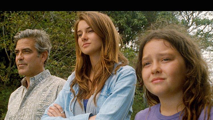 Zusammen mit seinen T&ouml;chtern Alex (Shailene Woodley) und Scottie (Amara Miller) macht sich Matt (George Clooney) auf die Suche nach dem Liebhaber seiner Frau.