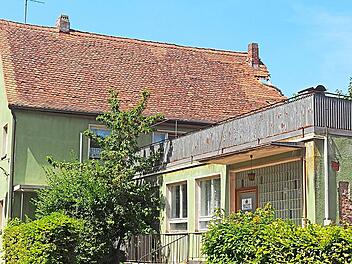 Kein sch&ouml;ner Anblick mehr: der &bdquo;Alte Kindergarten&ldquo; in der Marktstra&szlig;e 3 in Buttenheim.Andrea Sp&ouml;rlein