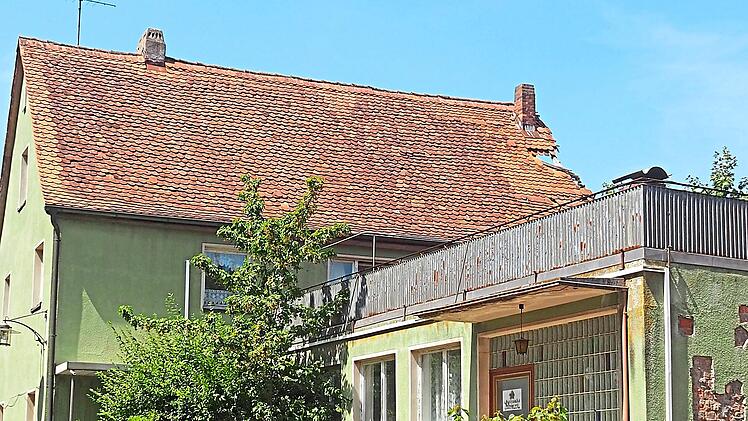 Kein sch&ouml;ner Anblick mehr: der &bdquo;Alte Kindergarten&ldquo; in der Marktstra&szlig;e 3 in Buttenheim.Andrea Sp&ouml;rlein