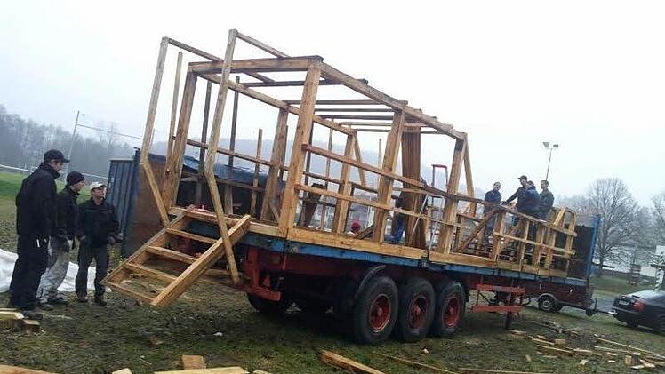 Ein Holzgestell trägt das Piratenschiff. Fotos: privat/Archiv Ruppert