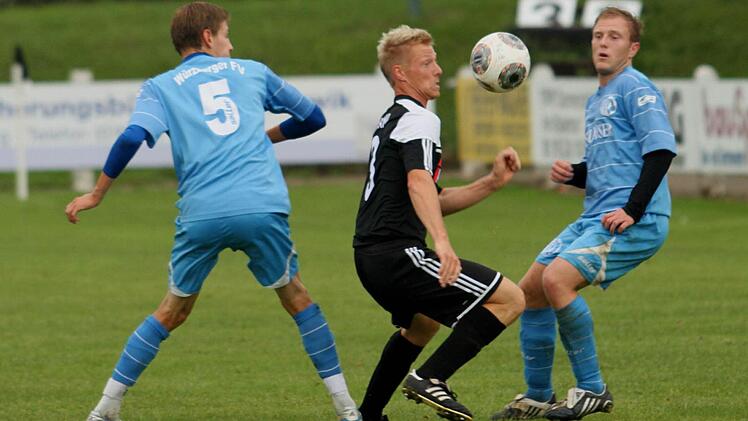 Stefan Nöthling (Mitte) behauptet sich am Ball.