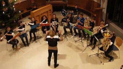 Das Juniororchester unter der Leitung von Sarah Szarek bot eine fulminante Eröffnung .