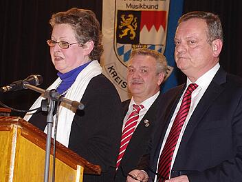 Kreiskulturreferentin Gisela Lang nahm die Auszeichnung für Landrat Oswald Marr als neues NBMB-Ehrenmitglied von Kreisvorsitzendem Wolfgang Müller sowie NBMB-Präsident Manfred Ländner (von links) entgegen.