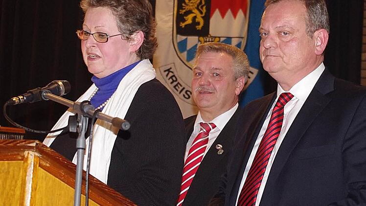Kreiskulturreferentin Gisela Lang nahm die Auszeichnung für Landrat Oswald Marr als neues NBMB-Ehrenmitglied von Kreisvorsitzendem Wolfgang Müller sowie NBMB-Präsident Manfred Ländner (von links) entgegen.