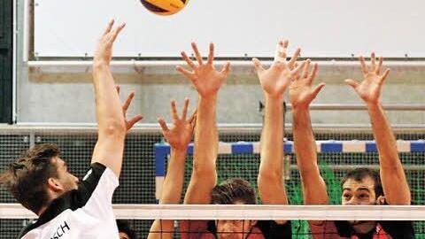 Energisch schlugen die Spieler der VSG Coburg/Grub in Moers zu - mit Erfolg. Am Ende siegten sie mit 3:1-Sätzen. Foto: Archiv